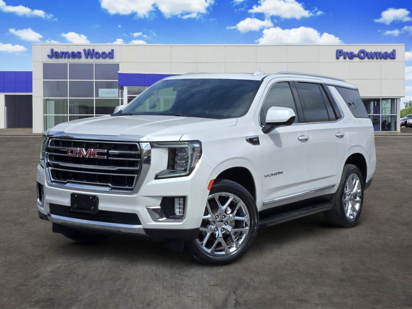 2023 GMC Yukon SLT in White Frost Tricoat — front three-quarter view