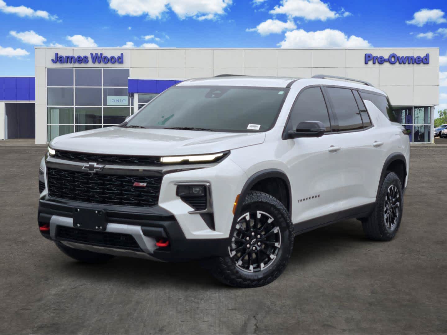 2024 Chevrolet Traverse Z71 in Iridescent Pearl Tricoat — front three-quarter view